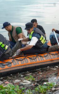 Naik Perahu, Rico Waas Pimpin Pembersihan Sampah di Danau Siombak