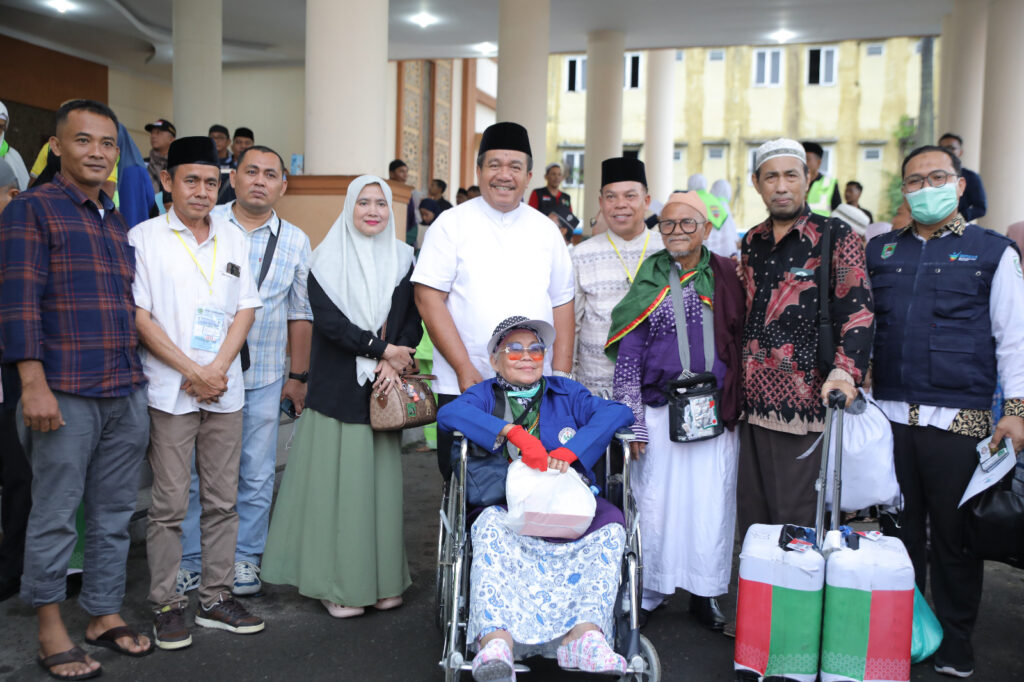 Bupati Asahan Jemput Dua Jemaah Haji yang Sakit di Embarkasi Medan