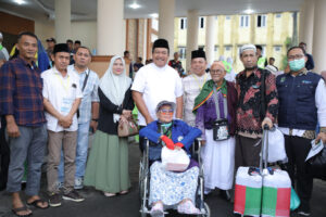 Bupati Asahan Jemput Dua Jemaah Haji yang Sakit di Embarkasi Medan