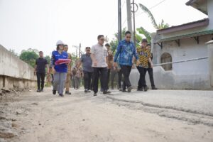Tinjau Jalan Danau Singkarak Gang Madrasah, Rico Waas: Minggu Depan Dibeton