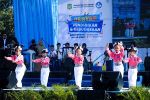 Rico Waas Serahkan IIjazah Program Tebus Ijazah dan Launching Regrouping Sekolah