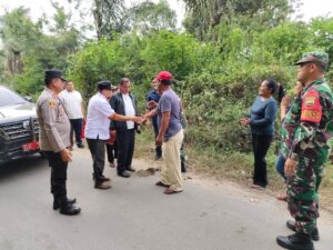 Bupati Karo Tinjau Lokasi Longsor Jalan Umum Penghubung Antar Desa di Desa Mbetung