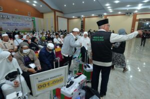 Sekdaprovsu Sambut Kepulangan Jemaah H.aji Kloter I Asal Kota Padangsidimpuan