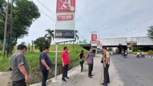 Lailatul Badri Desak Satpol PP Medan Bongkar Reklame Mini Bilboard di Jalan Letda Sujono