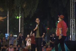 Rico Waas Duduk Lesehan Bersama Ribuan Masyarakat Nobar Final Piala AFF U-23