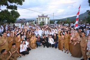 Gubsu Bobby Nasution Bersama Ketua PKK Kahiyang Ayu Tinjau SMA Negeri 1 Salak