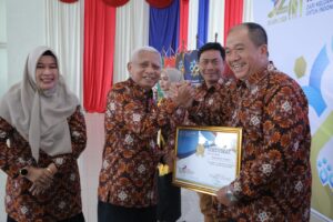 Bupati Asahan Terima Penghargaan Juara 1 Update Data Duta GenRe