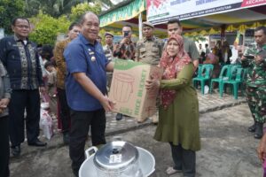 Serahkan Bansos, Taufik : Penanggulangan Kemiskinan Harus Libatkan Pemerintah, Swasta dan Masyarakat