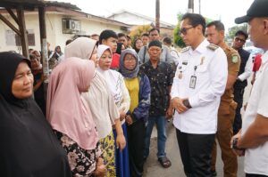 Rico Waas Berikan Bantu Kepada Korban Kebakaran di Jalan Tuba II