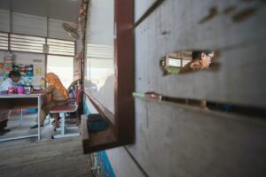 Atap Dan Lantai Kayu Mulai Keropos, Rico Waas Kunjungu SD di Kampung Nelayan Belawan