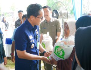 Rico Waas Salurkan Bantuan Beras pada 500 Keluarga di Medan Utara dan 1000 Asuransi Nelayan BPJS Ketenagakerjaan
