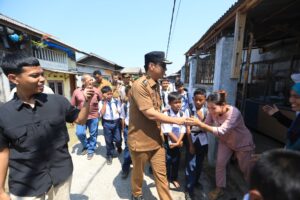 Rico Waas Serap Aspirasi di Kampung Nelayan Belawan, Warga Butuhkan Ambulance Perahu dan Alat Pemadam Kebakaran