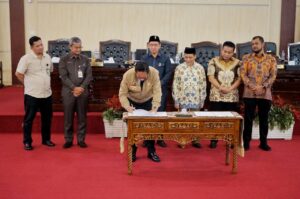 Wong Chun Sen Pimpin Rapat Paripurna DPRD Medan Dalam Acara Penandatanganan Nota Kesepakatan KUA-PPAS Perubahan APBD Kota Medan TA 2025 dan KUA-PPAS R-APBD Kota Medan TA 2026