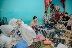 Kunjungi Sentra Songket Silau Laut, Kahiyang Ayu Borong Beragam Motif Khas Asahan