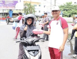 Satresnarkoba Polres Labuhanbatu Bagi-bagi Nasi Kotak di Simpang Enam