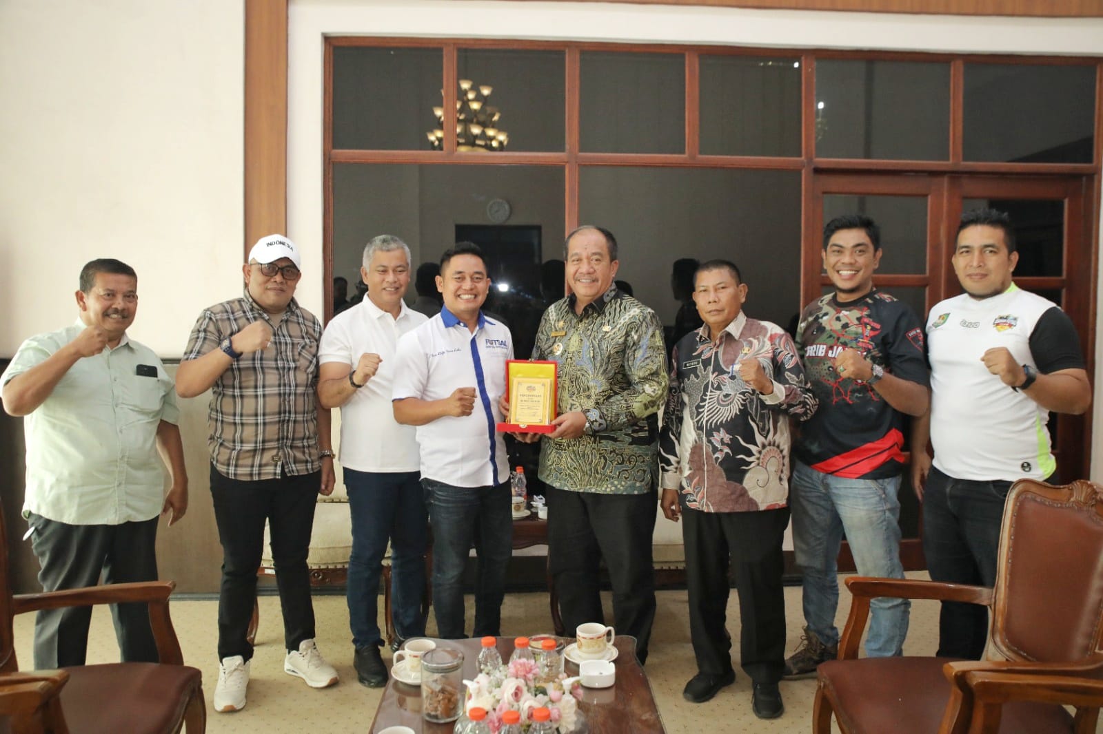 Bupati Asahan Taufik Zainal Abidin melepas keberangkatan kontingen futsal Kabupaten Asahan untuk mengikuti Liga Profesional Futsal Nasional yang akan berlangsung di GOR Bung Karno, Sukoharjo, Solo, Jawa Tengah, pada 4–9 Agustus 2025. (Foto: Asarpua.com/Dikas)