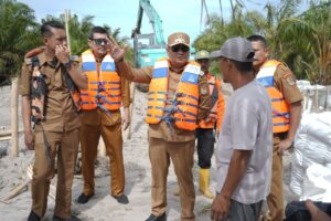 Wabup Awasi Perbaikan Tanggul Sungai Asahan