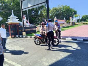 Polres Labuhanbatu Tegakkan Disiplin Pemasangan Bendera Merah Putih di Kendaraan