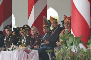 HUT ke-80 Kemerdekaan RI, Gubsu, Wagubsu, dan Sekdaprovsu Hadir Pakai Baju Adat