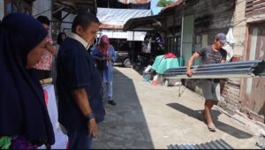 Nanda Ramli Bantu Perbaikan Rumah Warga Korban Puting Beliung
