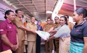 Bupati Karo Serahkan Bantuan Pangan Cadangan Pemerintah kepada Warga Kecamatan Tiga Panah