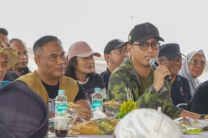 Warga Ungkapkan Terima Kasih kepada Rico Waas atas Program Tebus Ijazah