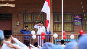 Wabup Karo Menjadi Pembina Upacara di SMA RK1 Kabanjahe