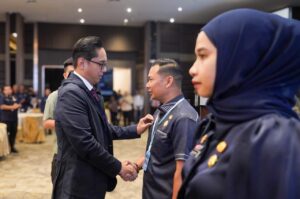 Segelas Air Sepenuh Hati, Pesan Pelayanan dari Rico Waas