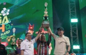 Bupati Karo Serahkan Hadiah Kepada Juara Lomba di FBB Karo 2025