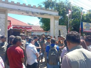 Tak Puas Kinerja Satpol PP, Warga Gang Setia Geruduk Kantor Bupati