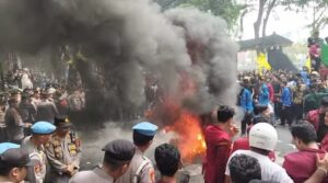 Hari Kedua Demo Bubarkan DPR Kembali Rusuh, Ketua IMM Sumut Dipukul Petugas