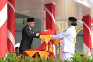 Upacara Penurunan Bendera HUT ke-80 RI, Wagubsu Serahkan Hadiah Desa dan Kelurahan Terbaik