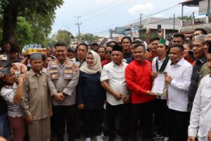 Ratusan Mahasiswa dan Masyarakat Geruduk DPRD Labuhanbatu