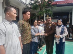 Kajari Asahan Serahkan Sertifikat Rumah Ibadah, Akte Kelahiran dan Santunan Anak Yatim