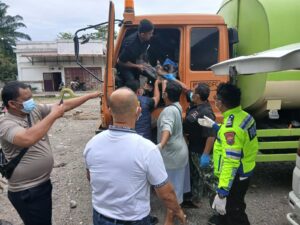 Satreskrim Polres Labuhanbatu Evakuasi Sopir Truk Tewas Dalam Kendaraan