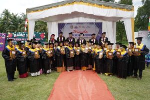 25 Lansia Sehati Di Wisuda, Wakil Bupati,  Usia Bukan Penghalang Dalam Berkarya