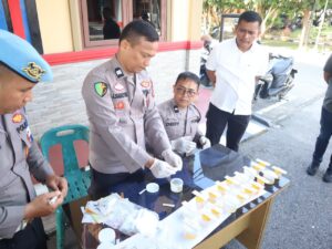 25 Personel Satresnarkoba Polres Labuhanbatu Jalani Tes Urin