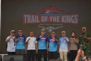 Sekdaprovsu Serahkan Piala Pemenang Lari Lintas Alam Trail of The Kings Danau Toba