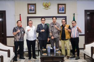 Terima Silaturahmi Redaksi Harian Waspada, Rico Waas Paparkan Program Sapa Warga Atasi Langsung Permasalahan