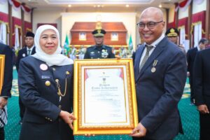 Ketua Umum PWI Pusat Akhmad Munir Terima Lencana Kehormatan ‘Jer Basuki Mawa Beya’ dari Gubernur Jatim