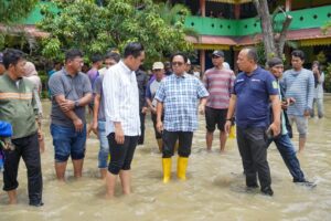 Rico Waas Salurkan Bantuan Logistik untuk Pengungsi Banjir