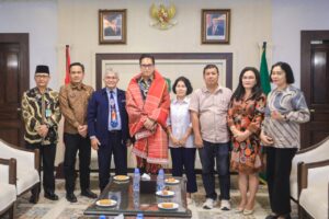 Ungkapan Rasa Syukur dan Bangga, Rico Waas Disematkan Ulos Jemaat HKBP Resort Maranatha