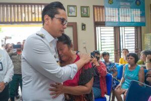 Rico Waas Serahkan Bantuan Kepada Korban Kebakaran Asia Mega Mas, Tangis Haru Pecah di Kantor Lurah Sukaramai II