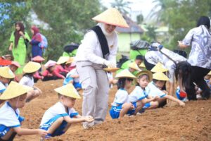 Bunda PAUD Labuhanbatu Edukasi Anak-anak Tanam Sayur di Pekarangan