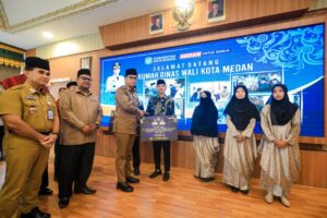 Serahkan Bonus Untuk Pemenang STQH XIX Provsu, Rico Waas Berharap Jadi Inspirasi Penghafal Al-Quran Bagi Generasi Muda