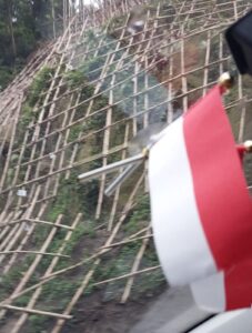 Jangan Lagi Merasa Aneh Melihat Konstruksi Bambu Tangani Longsor Tebing di Sibolangit, Begini Ceritanya