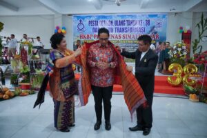 Pesta Gotilon, Rico Waas Disematkan Ulos Jemaat Gereja HKBP Perumnas Simalingkar