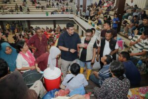 Gubsu Bobby Nasution Tinjau Pengungsi di Tapteng, Pastikan Kebutuhan Anak dan Perempuan Jadi Prioritas