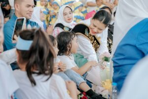 Kahiyang Ayu Ajak Anak PAUD Amalkan Ikrar Kebiasaan Anak Indonesia Hebat di Kampung Ceria Anak