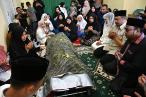 Gubsu Bobby Nasution Takziah ke Rumah Duka Ibunda Kepala Biro Umum Setdaprovsu